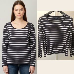 TOMMY HILFIGER Strips Black & White Pattern Scoop Neck Casual Blouse Sweatshirt.